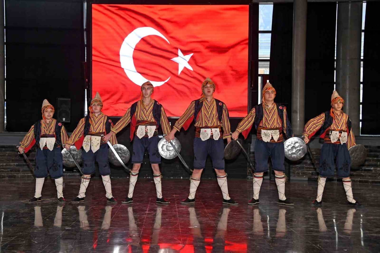 TARİHİ MEHTER TAKIMI VE BURSA TAHTAKIRAN KILIÇ KALKAN EKİBİ, GEÇMİŞİN İHTİŞAMINI BUGÜNÜN...