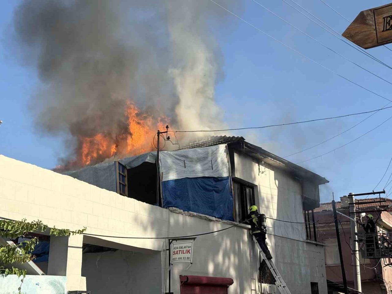 TARSUS KENT MERKEZİNDE BİR EVDE ÇIKAN KORKULU ANLAR YAŞATTI