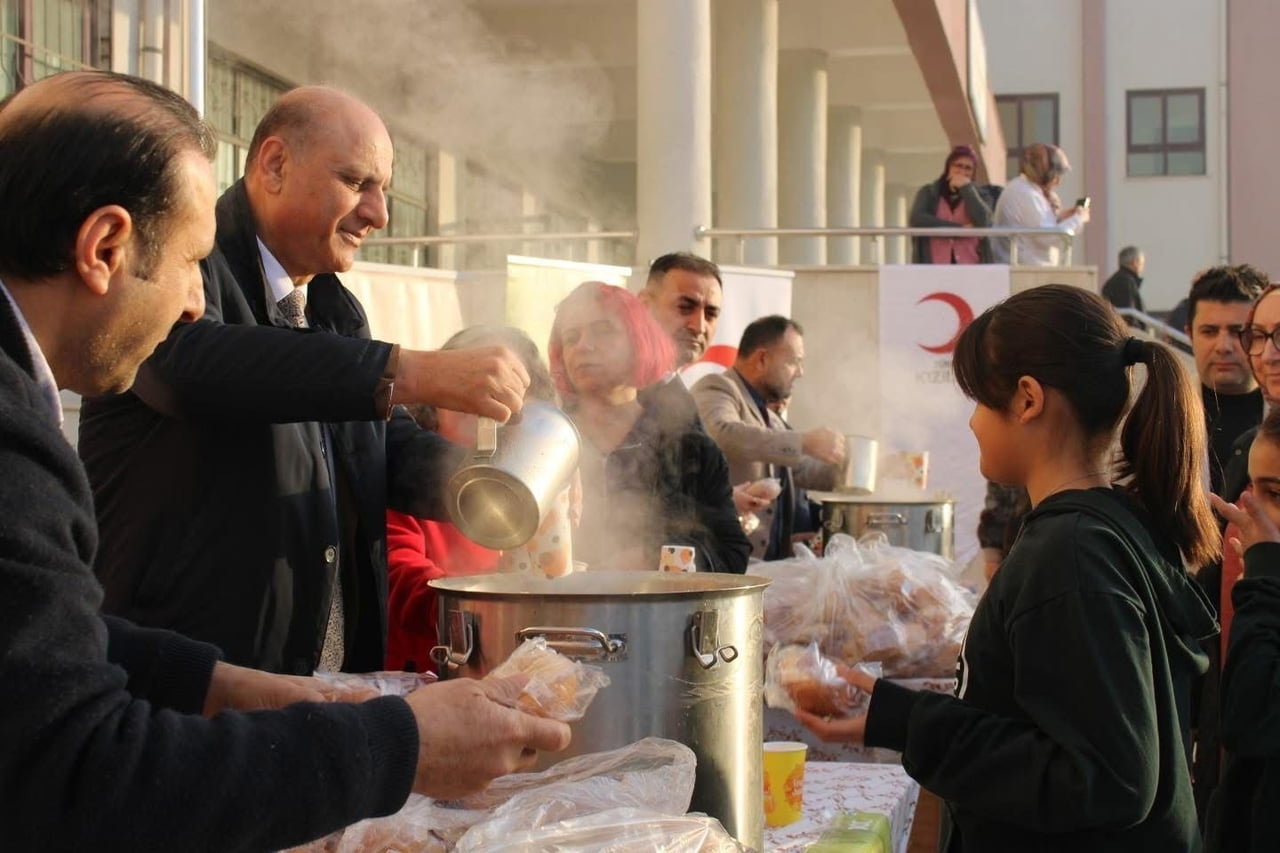 TARSUS’TA “DEVLETİN ELİ SOFRANIN BEREKETİ” BULUŞMASI KAPSAMINDA SABAH SAATLERİNDE ÇOCUKLARA ÇORBA...