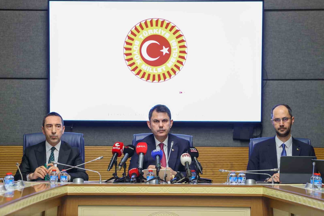 TBMM İNSAN HAKLARINI İNCELEME KOMİSYONU'NDA MİLLETVEKİLLERİNİN SORULARINI YANITLAYAN BAKAN KURUM...