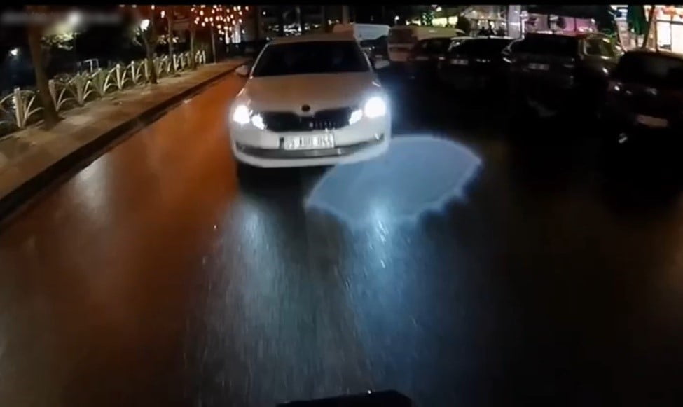 TEKİRDAĞ'DA MOTOSİKLETLE OTOMOBİLİN KAFA KAFAYA ÇARPIŞTIĞI KAZA KASK KAMERASINA YANSIDI