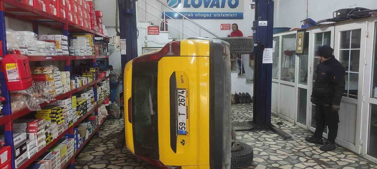 TEKİRDAĞ'IN ÇERKEZKÖY İLÇESİNDE BAKIM İÇİN OTO SERVİSİNE BIRAKILAN TAKSİ, LİFTTE BULUNDUĞU SIRADA...