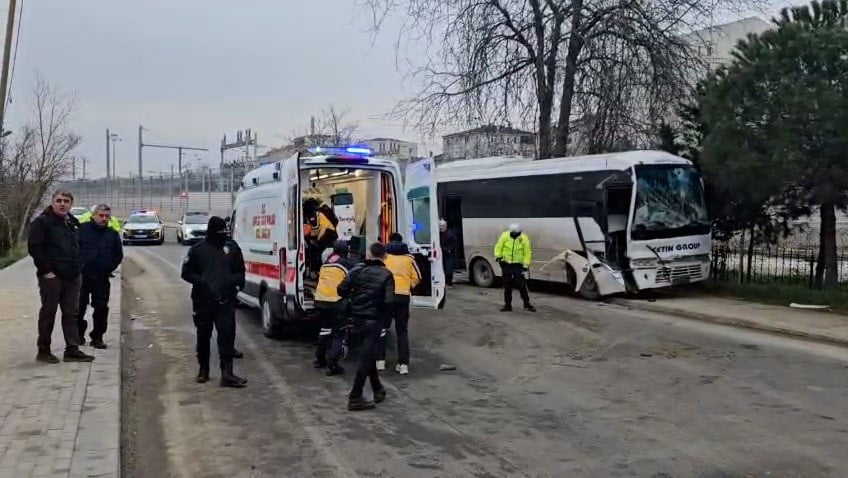 TEKİRDAĞ'IN ÇERKEZKÖY İLÇESİNDE İKİ İŞÇİ SERVİSİNİN KAFA KAFAYA ÇARPIŞMASI SONUCU MEYDANA GELEN...