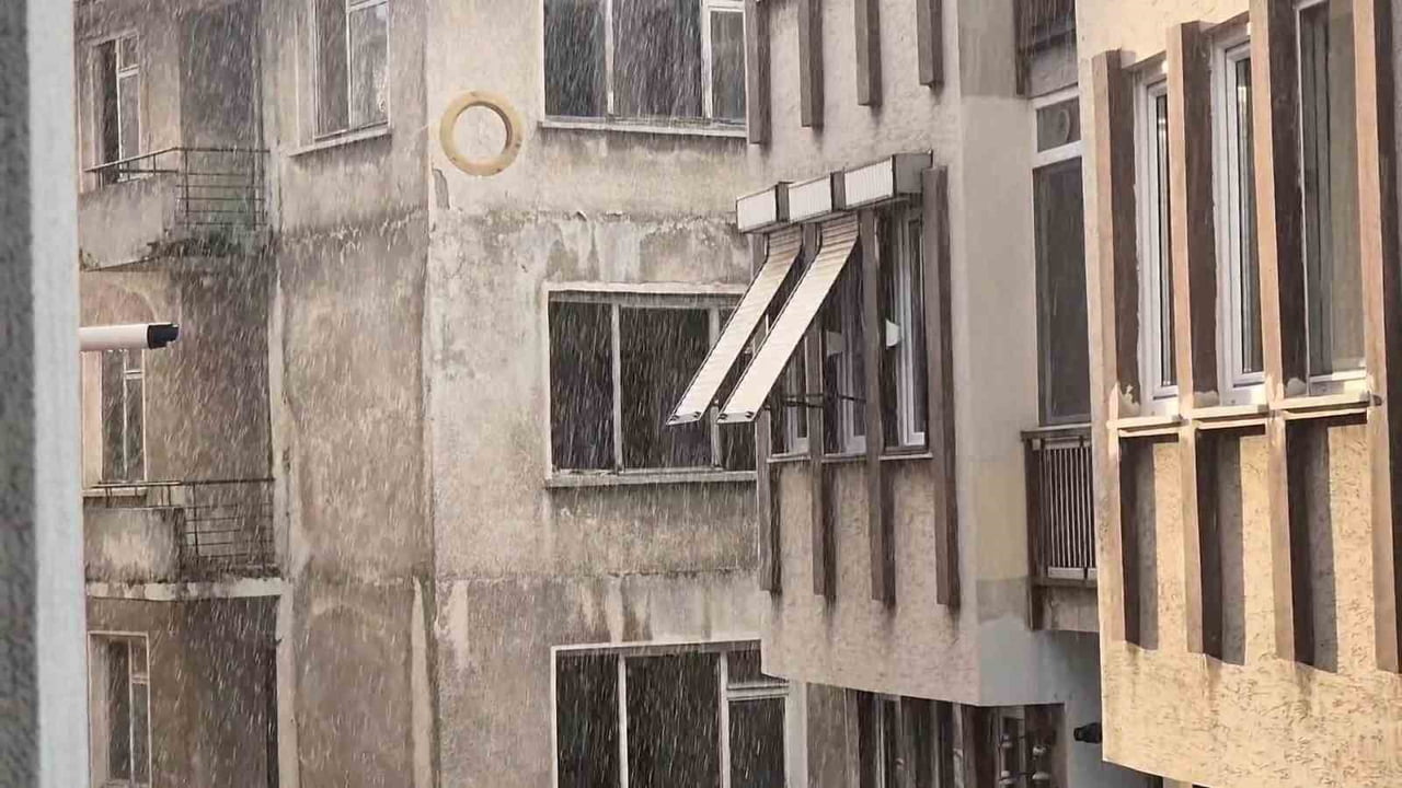 TEKİRDAĞ'IN SÜLEYMANPAŞA İLÇESİNDE ETKİLİ OLAN SAĞANAK YAĞIŞLA BİRLİKTE DOLU YAĞIŞI KISA SÜREDE...