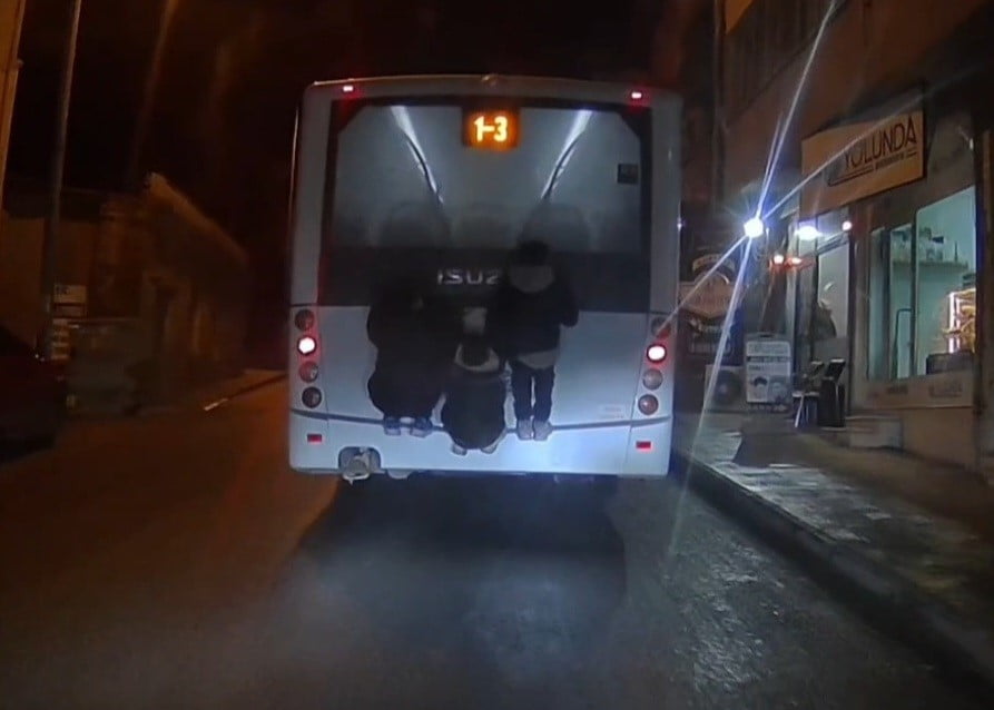 TEKİRDAĞ'IN SÜLEYMANPAŞA İLÇESİNDE OTOBÜSÜN ARKASINDAN ASILARAK YOLCULUK YAPAN 3 ÇOCUĞUN TEHLİKELİ...