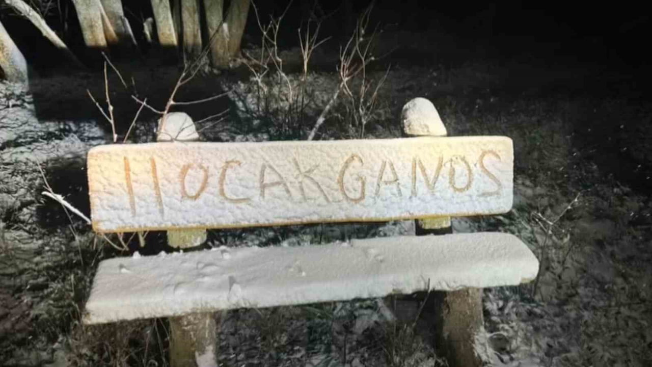 TEKİRDAĞ'IN YÜKSEK RAKIMLI BÖLGELERİNDE HAVA SICAKLIĞININ DÜŞMESİYLE BİRLİKTE YAĞMUR YERİNİ KAR...