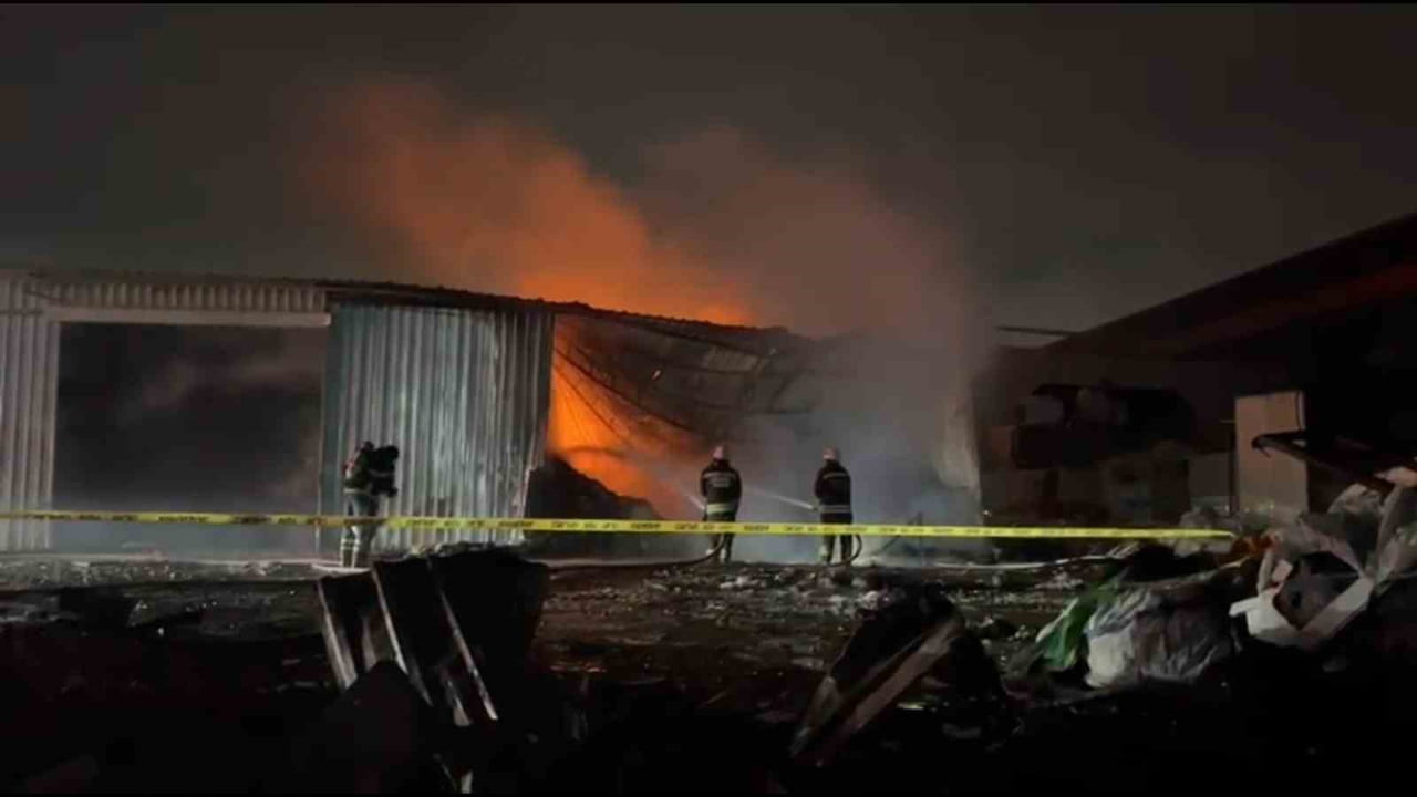 TEKİRDAĞ’IN ÇERKEZKÖY İLÇESİNDE FAALİYET GÖSTEREN BİR TEKSTİL GERİ DÖNÜŞÜM FABRİKASINDA ÇIKAN...