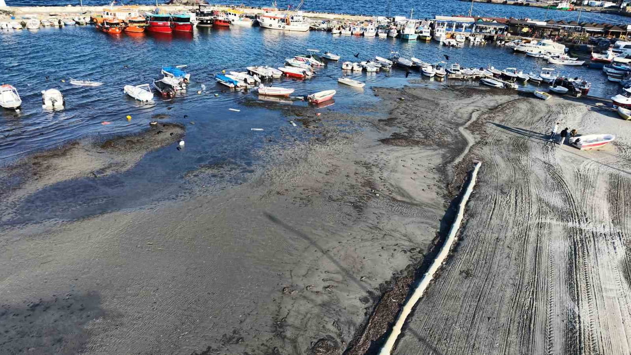 TEKİRDAĞ’IN MARMARAEREĞLİSİ İLÇESİNDE DENİZ SEVİYESİNDEKİ DÜŞÜŞ NEDENİYLE KIYI HATTINDA GÖZLE...