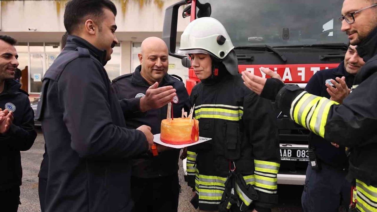TEKİRDAĞ’IN SARAY İLÇESİNDE YAŞAYAN VE ÇOCUK YAŞTA OTİZM TANISI KONULAN EGEMEN’İN İTFAİYECİ OLMA...