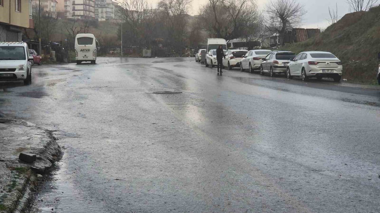 TEKİRDAĞ’IN SÜLEYMANPAŞA İLÇESİNDE ETKİLİ OLAN SAĞANAK YAĞIŞ NEDENİYLE BAZI CADDE VE SOKAKLARDA SU...
