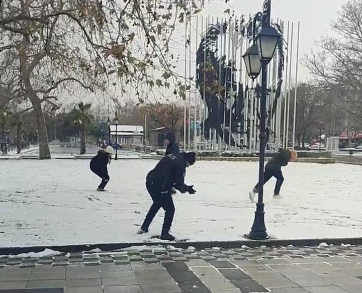 TEKİRDAĞ’IN SÜLEYMANPAŞA İLÇESİNDE KAR YAĞIŞININ ARDINDAN BEYAZA BÜRÜNEN SAHİL ALANINDA GÖREV...