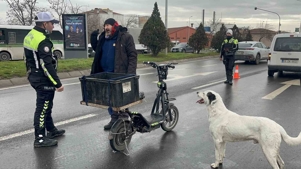 TEKİRDAĞ SAHİBİYLE KÖPEĞİ KARAGÖZ'ÜN TRAFİKTE GÜLÜMSETEN ANLARI KAMERADA ÇARŞI PAZAR PEŞİNDEN...