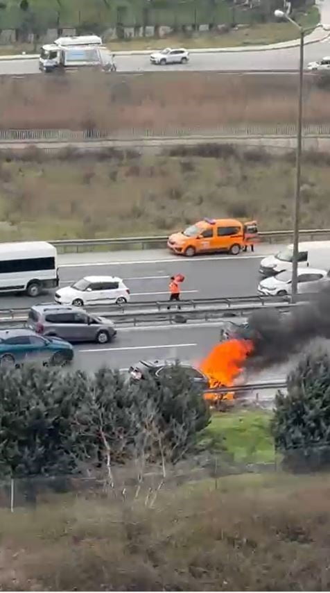 TEM HADIMKÖY BAĞLANTI YOLU ESENYURT MEVKİİNDE, BMW MARKA BİR ARACIN MOTOR KISMINDA BAŞLAYAN...