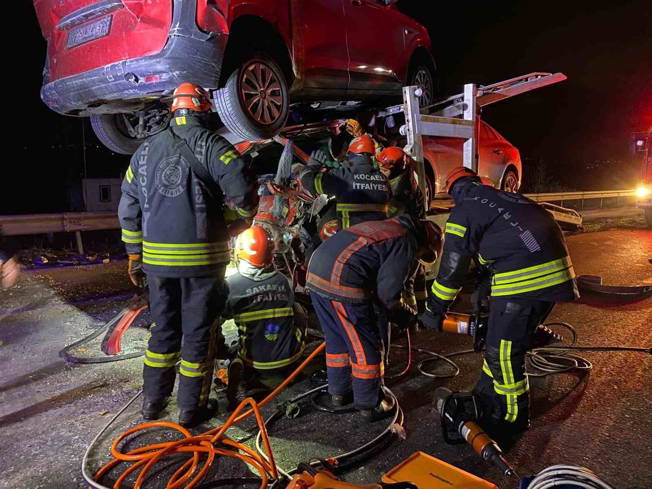 TEM OTOYOLU'NUN KOCAELİ GEÇİŞİNDE TIRA ARKADAN ÇARPAN KAMYONETİN SÜRÜCÜSÜ, HEM ÇARPTIĞI TIR HEM DE...