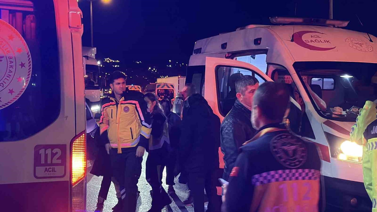 TEM OTOYOLU'NUN SAKARYA GEÇİŞİNDE YOLCU OTOBÜSÜ, HAFRİYAT KAMYONU VE İKİ OTOMOBİLİN KARIŞTIĞI...