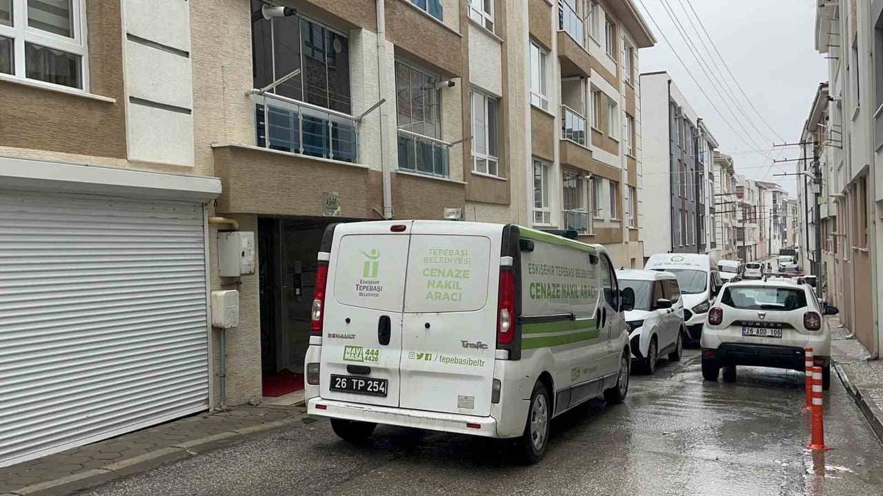 TEPEBAŞI İLÇESİ ÇAMLICA MAHALLESİ GÜLLÜCE SOKAK ÜZERİNDE BULUNAN 3 KATLI APARTMANIN SON KATINDA...