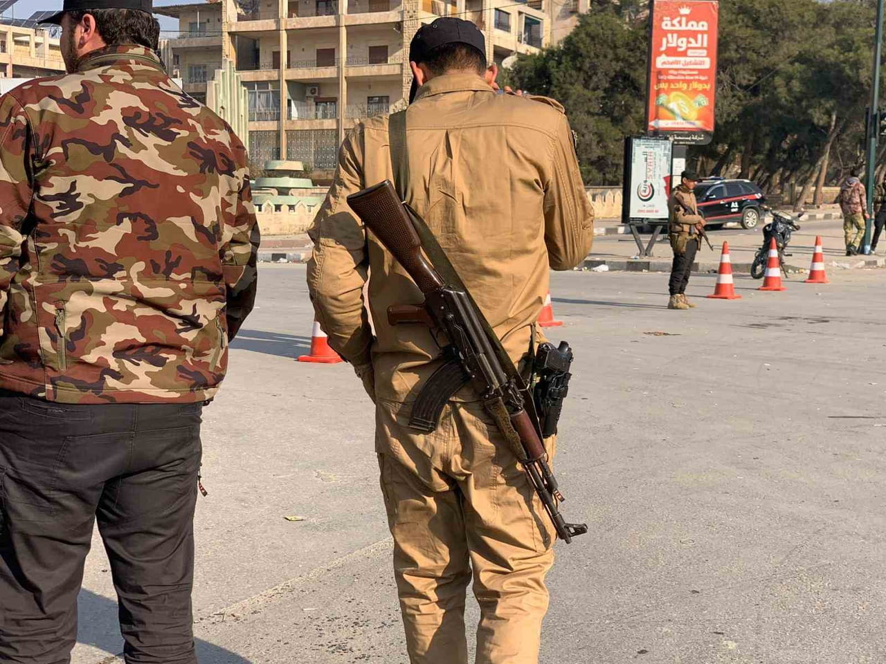 TERÖR ÖRGÜTÜ SDG, HALEP'İN EŞREFİYE VE ŞEYH MAKSUT MAHALLELERİNDE KONTROL NOKTASINDA ÇEKİM YAPAN...