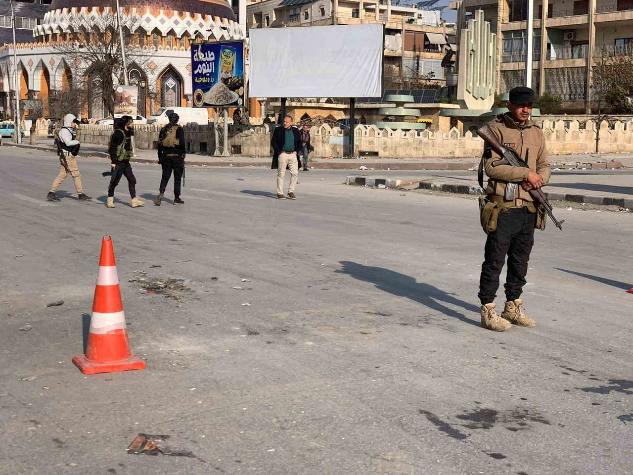 TERÖR ÖRGÜTÜ SDG, HALEP'İN EŞREFİYE VE ŞEYH MAKSUT MAHALLELERİNDE KONTROL NOKTASINDA ÇEKİM YAPAN...