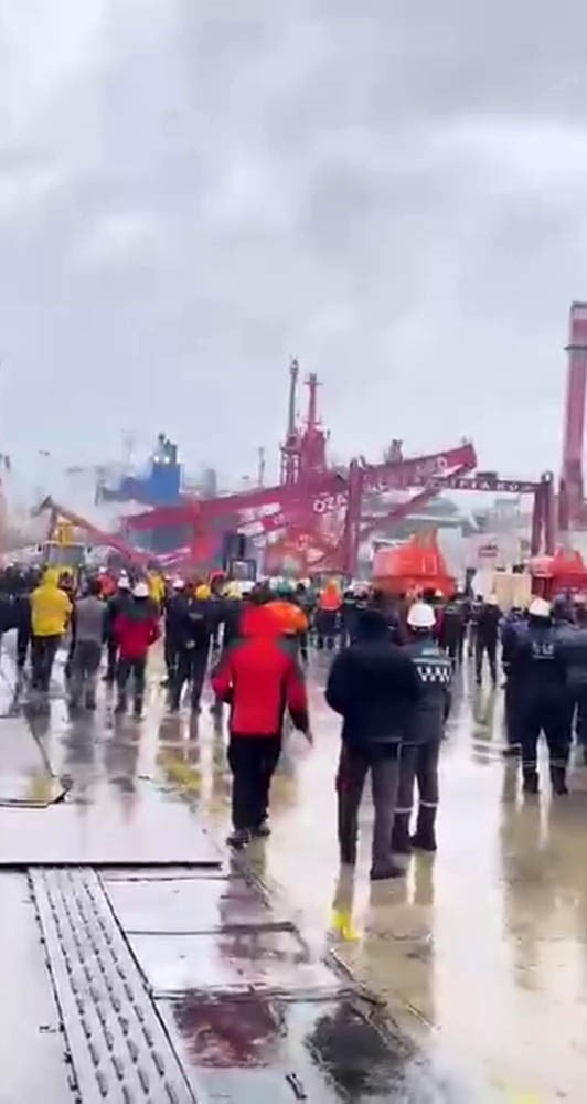 TERSANELER BÖLGESİNDE BULUNAN BİR KULE VİNÇ, ŞİDDETLİ RÜZGARIN ETKİSİYLE DEVRİLDİ.