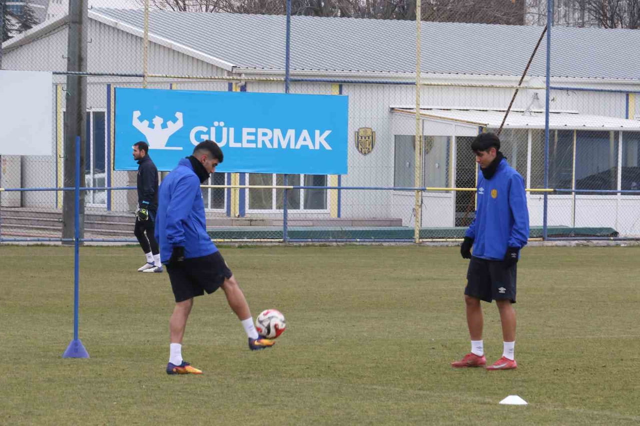 TFF 2. LİG TAKIMLARINDAN ANKARAGÜCÜ, 21. HAFTA MÜCADELE EDECEĞİ ADANA 1954 MAÇI İÇİN...