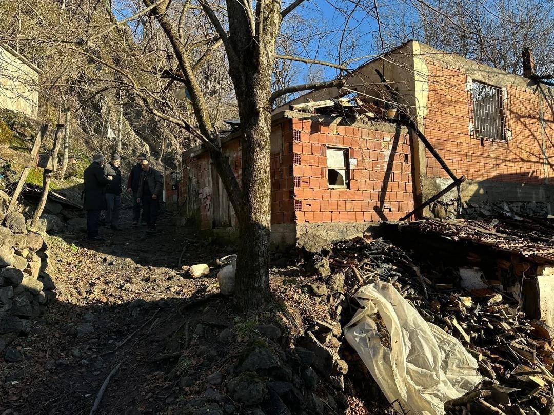 TOKAT'IN ERBAA İLÇESİNDE ELEKTRİK KAÇAĞINDAN ÇIKTIĞI İDDİA EDİLEN YANGINDA BİR EV TAMAMEN...