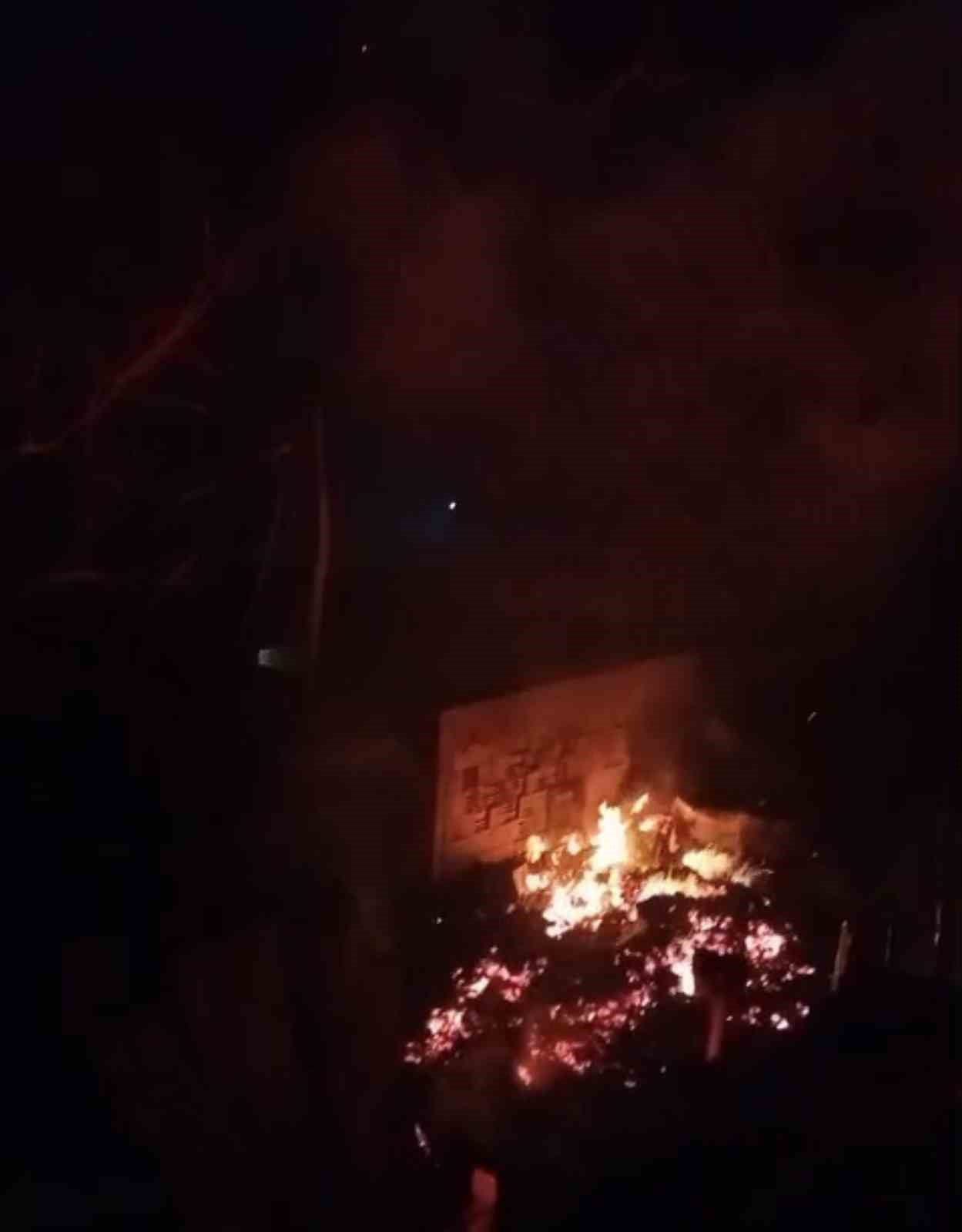 TOKAT'IN ERBAA İLÇESİNDE ELEKTRİK KAÇAĞINDAN ÇIKTIĞI İDDİA EDİLEN YANGINDA BİR EV TAMAMEN...