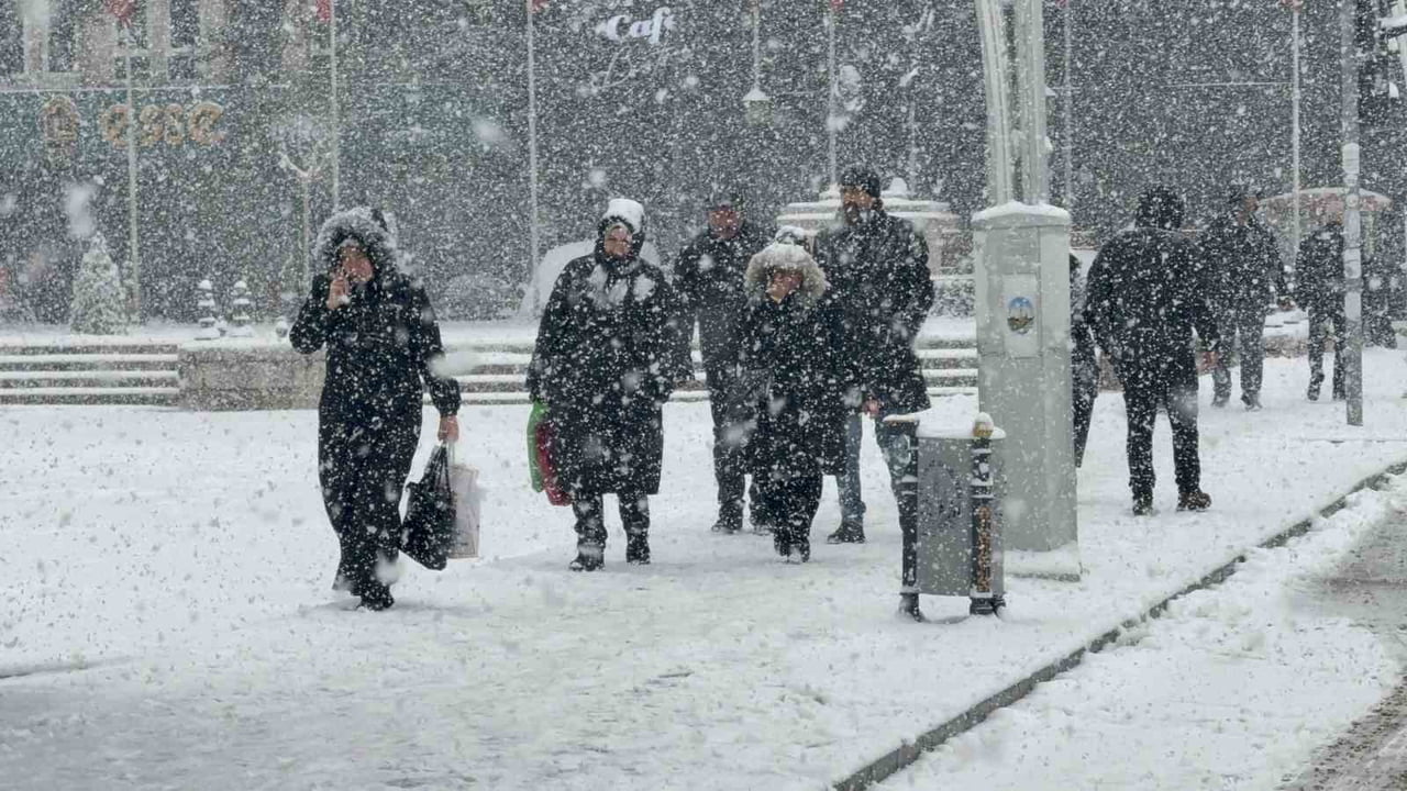 TOKAT'TA YENİ YILIN İLK GÜNÜNDE ETKİLİ OLAN KAR YAĞIŞI, KENTİ KISA SÜREDE BEYAZA...