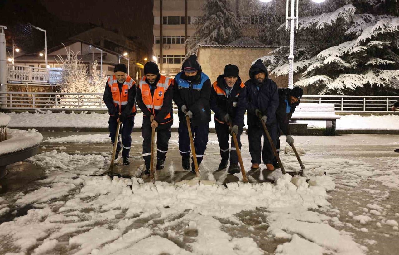 TOKAT BELEDİYESİ’NE BAĞLI KARLA MÜCADELE EKİPLERİ, KAR YAĞIŞININ İLK ANINDAN İTİBAREN GECE GÜNDÜZ...