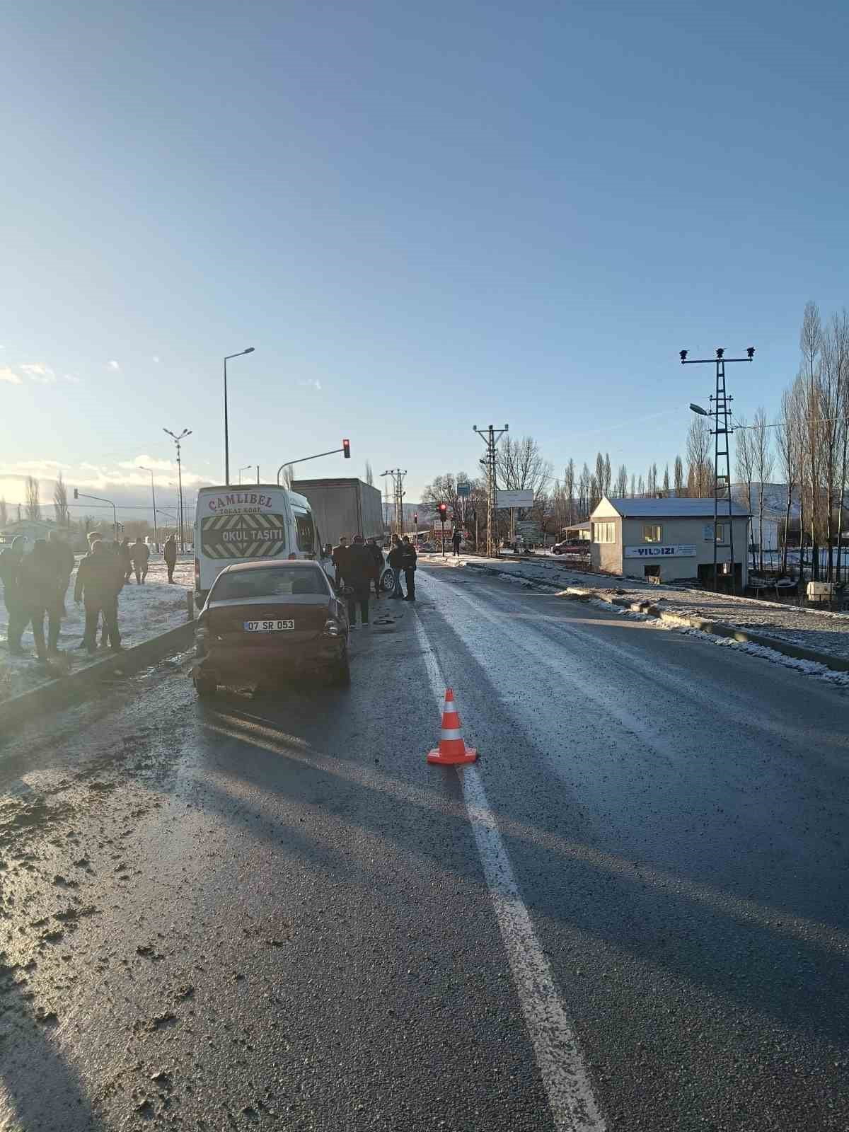 TOKAT’IN ÇAMLIBEL BELDESİNDE BUZLANMA NEDENİYLE KIRMIZI IŞIKTA MEYDANA GELEN KAZADA 5 ARAÇTA MADDİ...