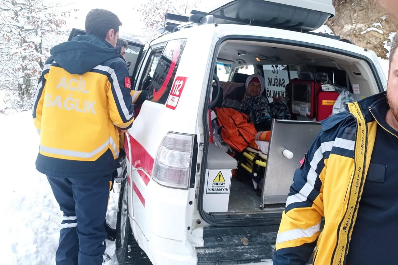 TOKAT’IN ERBAA İLÇESİNDE 90 YAŞINDAKİ BİR VATANDAŞIN RAHATSIZLANMASI ÜZERİNE KARLA KAPALI YOL İLÇE...