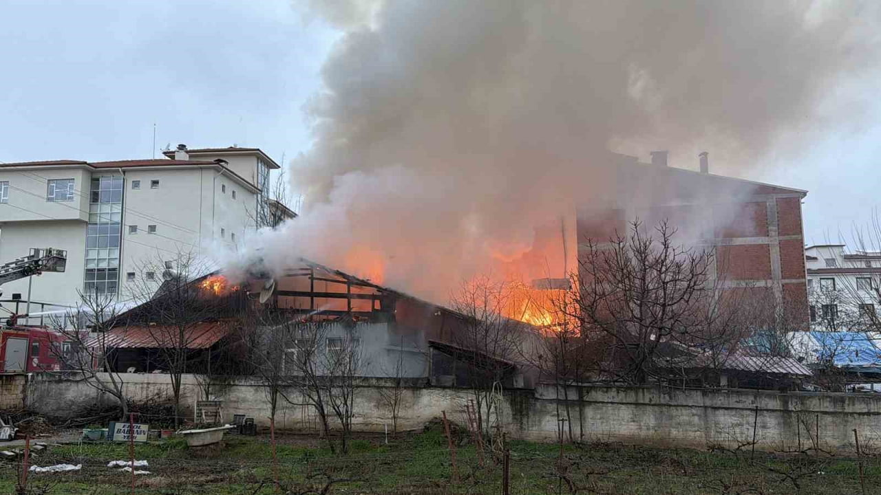 TOKAT’IN ERBAA İLÇESİNDE İKİ KATLI MÜSTAKİL EVDE YANGIN ÇIKTI.