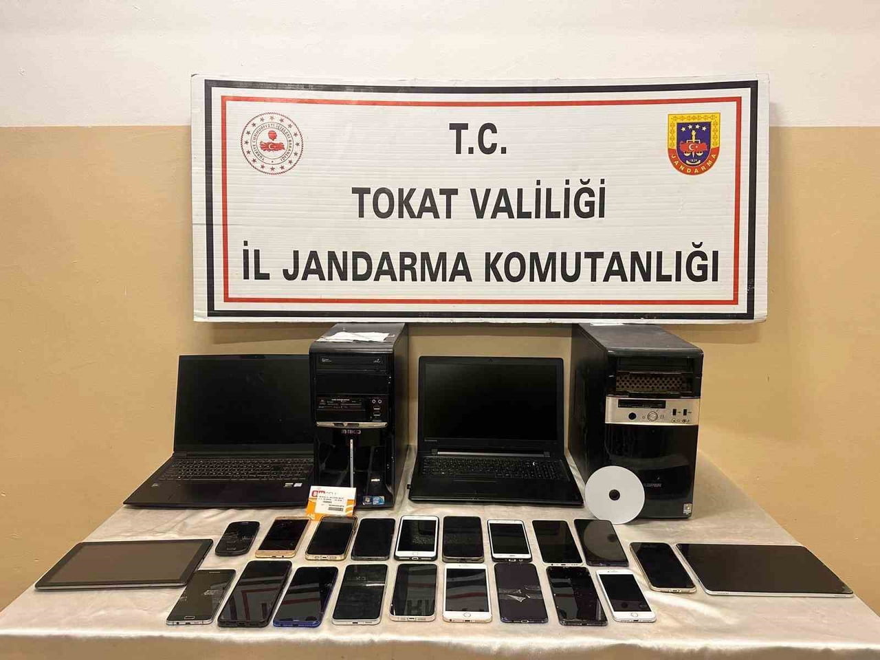 TOKAT’IN ERBAA İLÇESİNDE JANDARMA EKİPLERİNCE YASA DIŞI BAHİS ÖRGÜTÜNE YÖNELİK DÜZENLENEN...