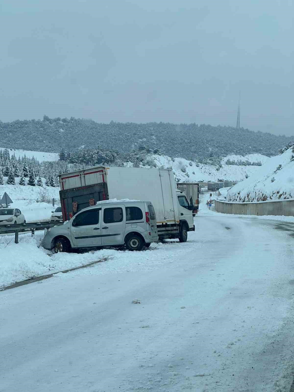 TOKAT’IN NİKSAR-ERBAA KARA YOLUNDA ETKİLİ OLAN KAR YAĞIŞI NEDENİYLE TRAFİKTE AKSAMALAR YAŞANDI....