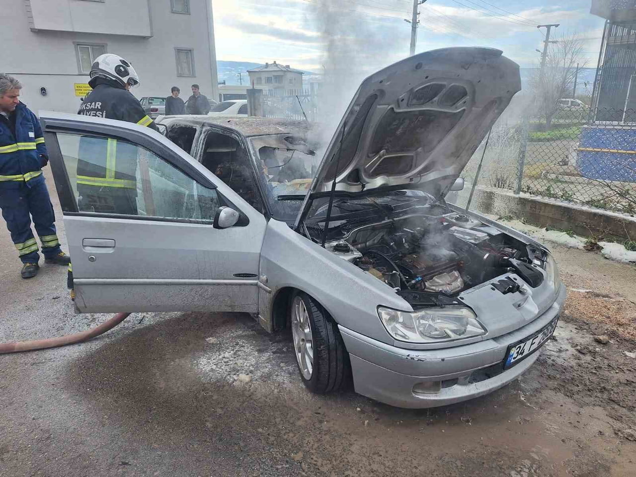TOKAT’IN NİKSAR İLÇESİNDE PARK HALİNDEKİ BİR OTOMOBİLDE ÇIKAN YANGINDA ARAÇ HURDA YIĞININA...