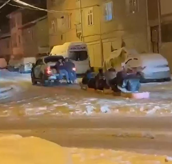 TOKAT’IN NİKSAR İLÇESİNDE ZORLU KIŞ MESAİSİNİN ARDINDAN KISA BİR MOLA VEREN BELEDİYE KARLA...