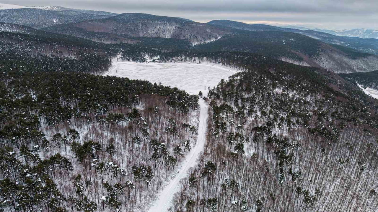 TOKAT’IN REŞADİYE İLÇESİNDE BULUNAN VE ÇAM ORMANLARI ARASINDA BULUNAN KURT GÖLÜ, KIŞ MEVSİMİNDE...