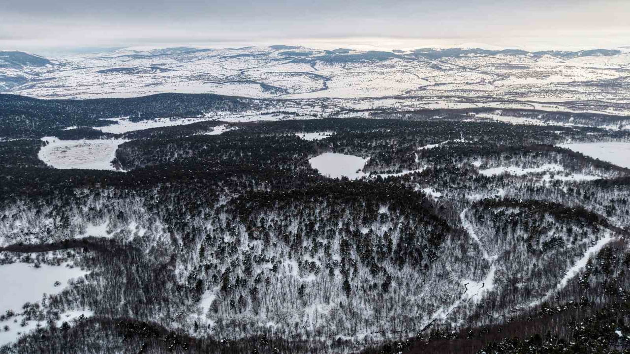 TOKAT’IN REŞADİYE İLÇESİNDE BULUNAN VE ÇAM ORMANLARI ARASINDA BULUNAN KURT GÖLÜ, KIŞ MEVSİMİNDE...