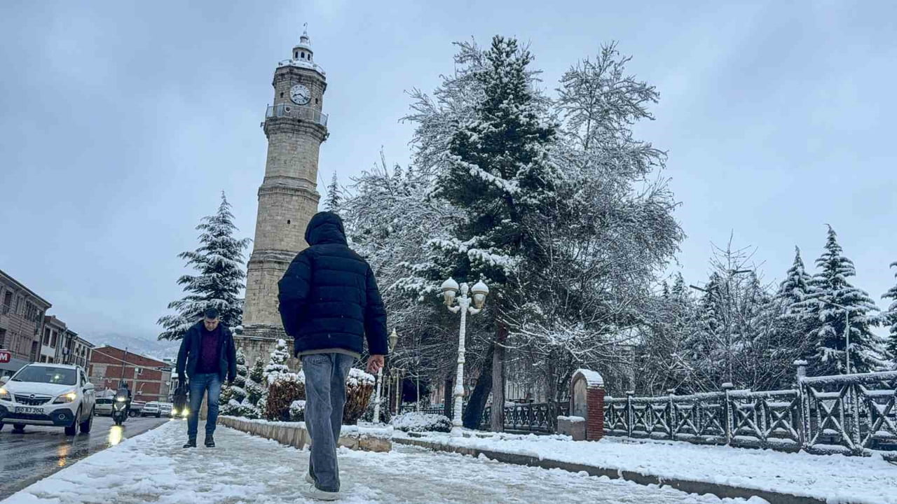 TOKAT KENT MERKEZİNDE BULUNAN SULUSOKAK BÖLGESİNDEKİ TARİHİ YAPILAR, ETKİLİ OLAN KAR YAĞIŞIYLA...