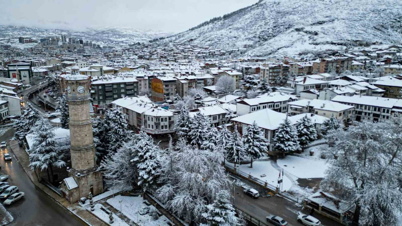 TOKAT KENT MERKEZİNDE BULUNAN SULUSOKAK BÖLGESİNDEKİ TARİHİ YAPILAR, ETKİLİ OLAN KAR YAĞIŞIYLA...