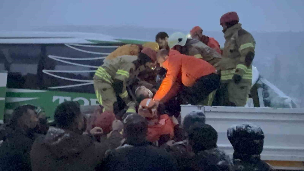 TOKAT-SİVAS KARAYOLUNDA MEYDANA GELEN OTOBÜS KAZASINDA AĞIR YARALANAN BİR KİŞİ KALDIRILDIĞI...