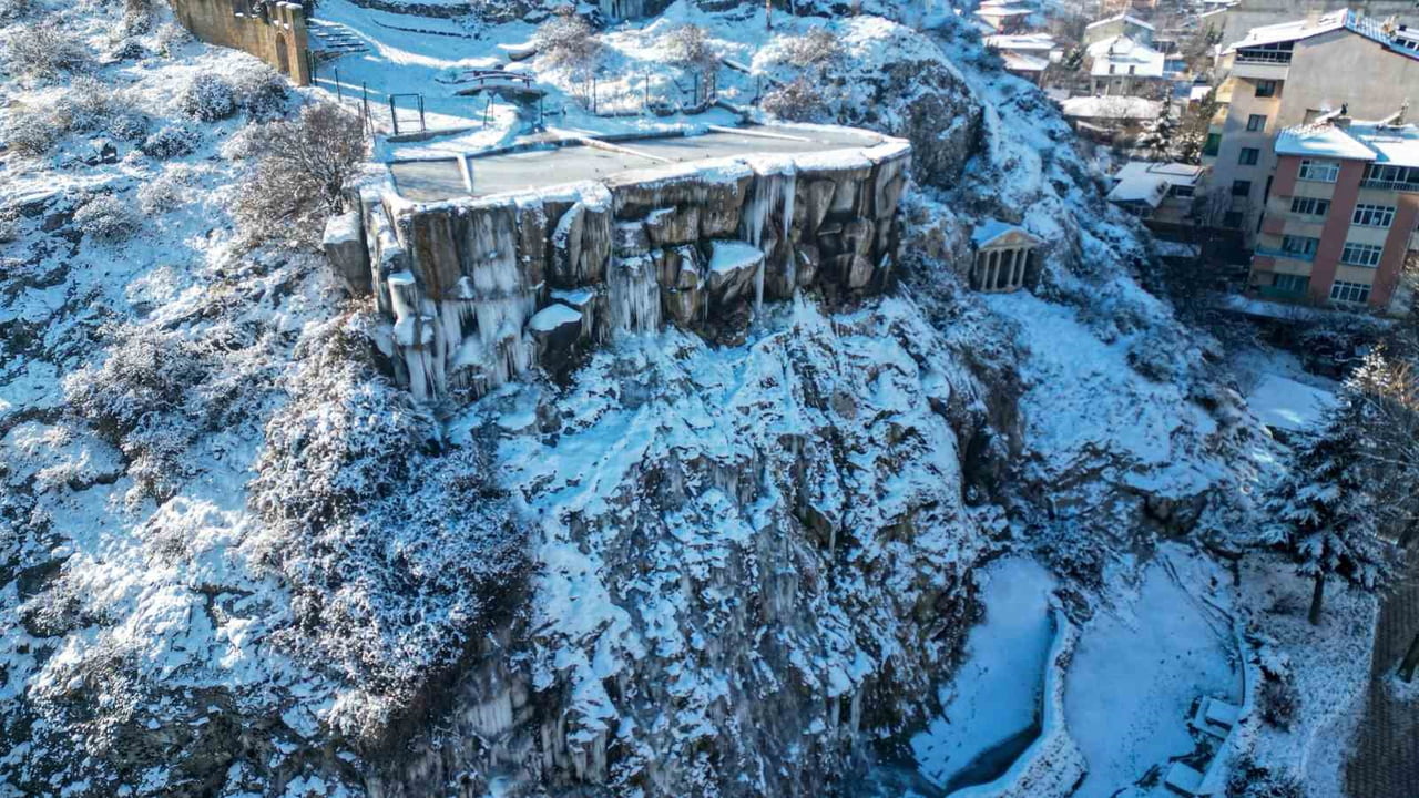 TOKAT’TA ETKİLİ OLAN DONDURUCU SOĞUK HAVA, TURHAL İLÇESİNDE GÖRSEL BİR ŞÖLEN OLUŞTURDU.