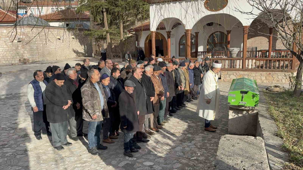 TOKAT’TA OĞLU TARAFINDAN ÖLDÜRÜLDÜĞÜ İDDİA EDİLEN ZİHNİ CANKURTARAN’IN NAAŞI, OTOPSİ İŞLEMLERİNİN...