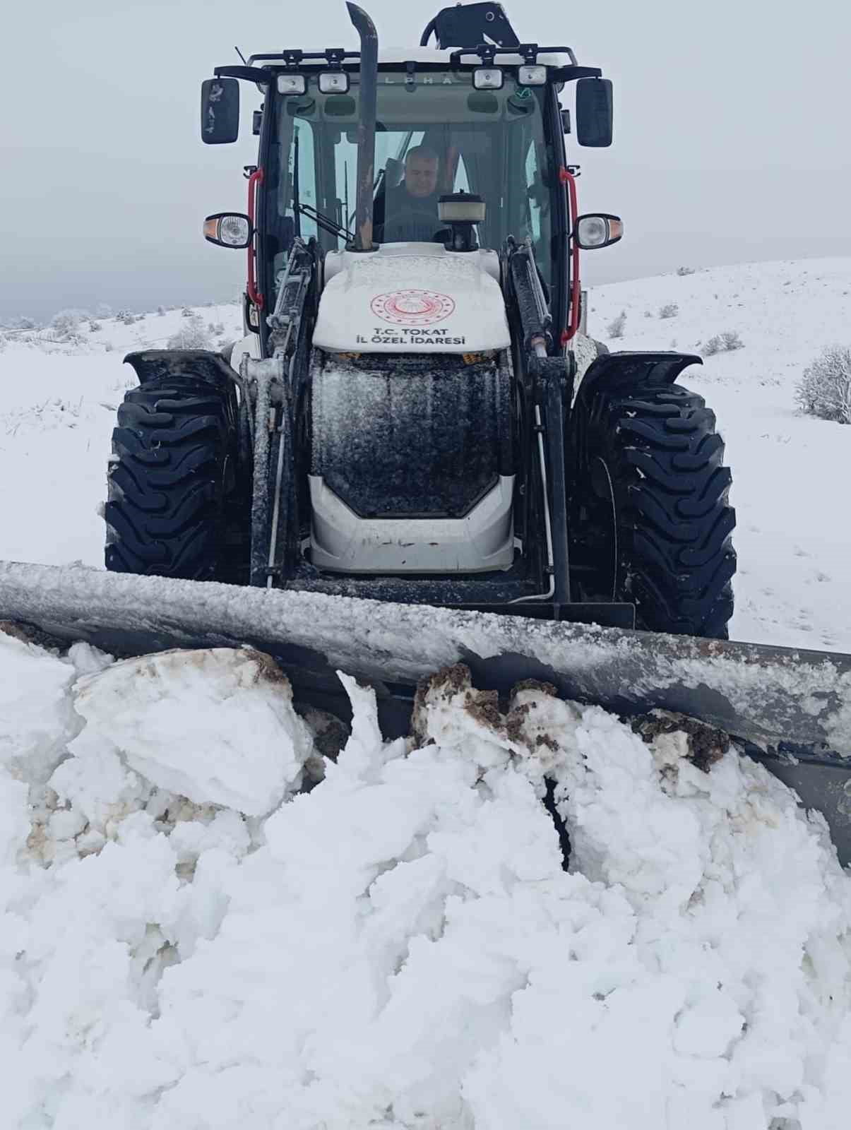 TOKAT VALİLİĞİ, İL GENELİNDE ETKİLİ OLAN YOĞUN KAR YAĞIŞI NEDENİYLE 256 KÖY YOLUNUN ULAŞIMA...