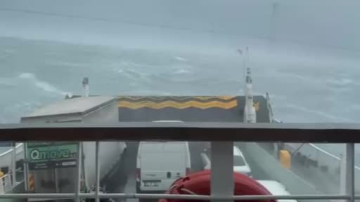 Topçular - Eskihisar arası sefer yapan arabalı feribot fırtınada sürükleniyor