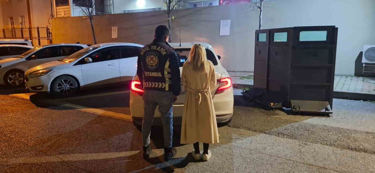 TOPUKLU AYAKKABISIYLA ARACINDAN İNİP SERVİSTEKİLERE SALDIRAN KADIN YAKALANDI