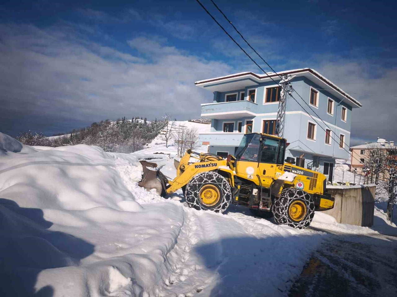 TRABZON BÜYÜKŞEHİR BELEDİYESİ EKİPLERİ, KIRSALDA ETKİLİ OLAN KAR YAĞIŞININ ARDINDAN KARLA MÜCADELE...