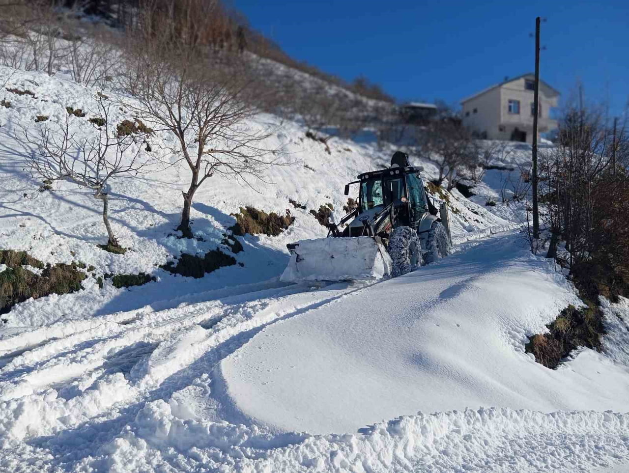TRABZON BÜYÜKŞEHİR BELEDİYESİ, ŞEHİR GENELİNDE ETKİLİ OLAN KAR YAĞIŞINA KARŞI 18 İLÇEDE EŞ ZAMANLI...