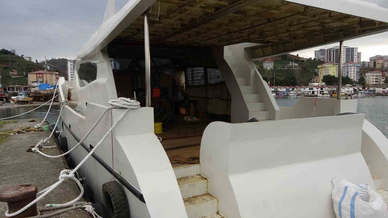 TRABZON’UN OF İLÇESİNDE İNŞA EDİLEN 22 METRELİK İKİ YAT, TERSANEDEN İKİ TIRA YÜKLENEREK YAKLAŞIK 1...