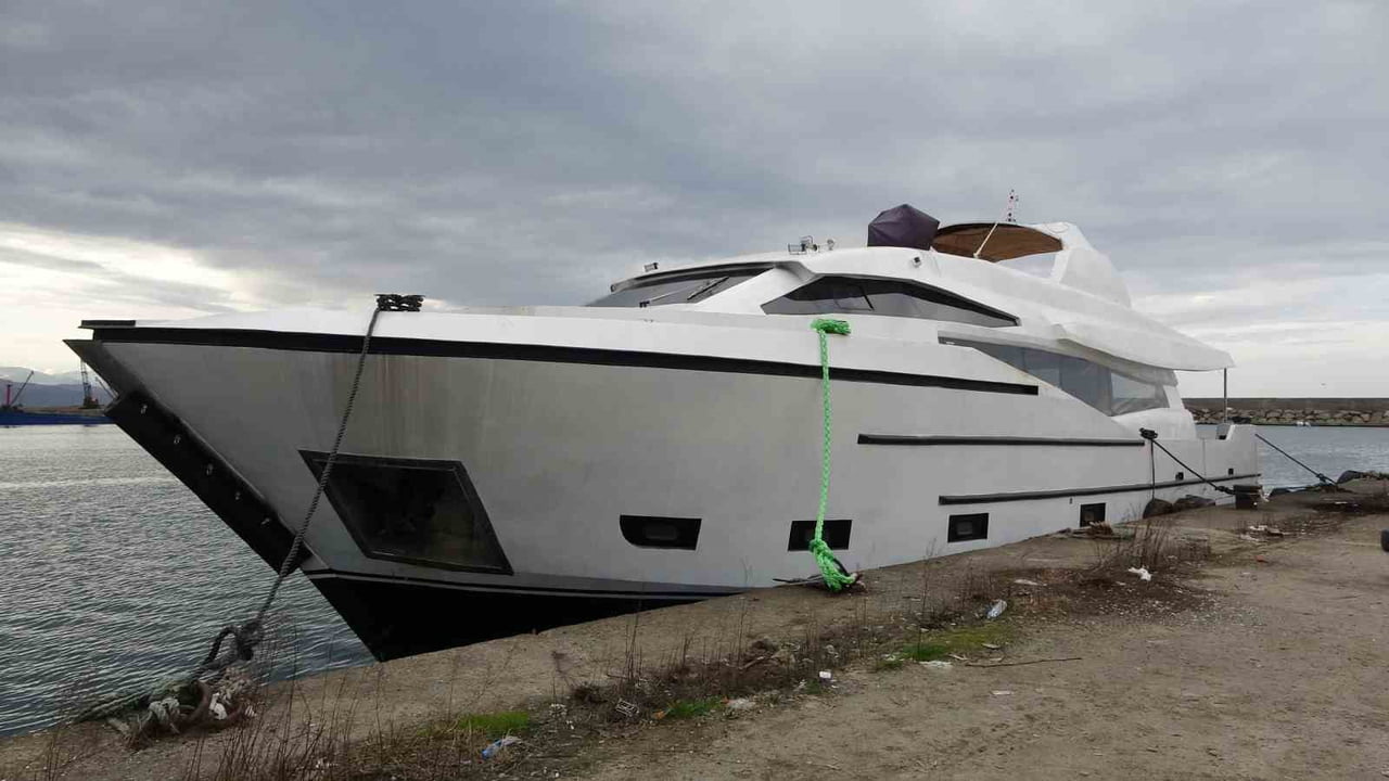 TRABZON’UN OF İLÇESİNDE İNŞA EDİLEN 22 METRELİK İKİ YAT, TERSANEDEN İKİ TIRA YÜKLENEREK YAKLAŞIK 1...