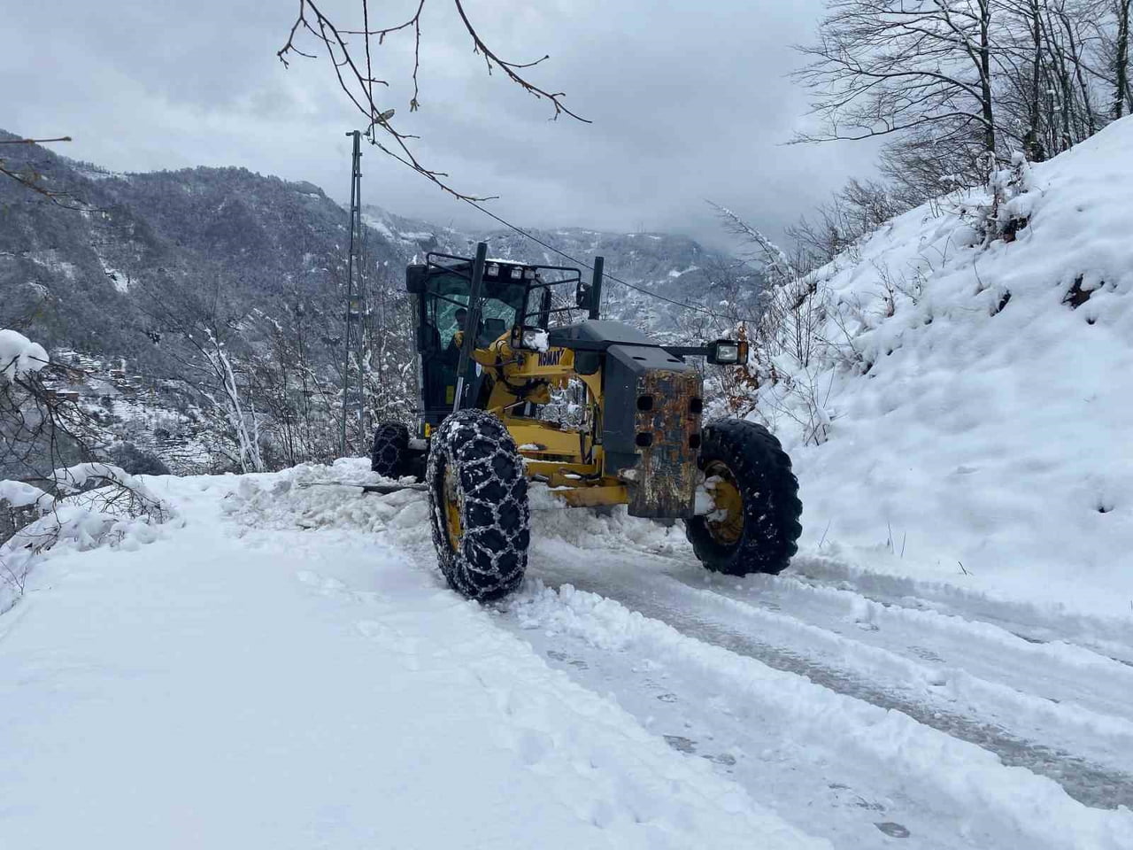 TRABZON’UN YÜKSEK KESİMLERİNDE ETKİLİ OLAN KAR YAĞIŞI NEDENİYLE 34 MAHALLE YOLU ULAŞIMA...